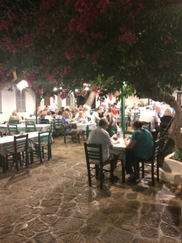 Douskos-restaurant-Hydra-courtyard